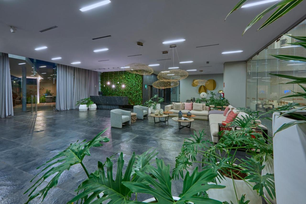 Park Life Guadalajara Aparthotel Bagian luar foto